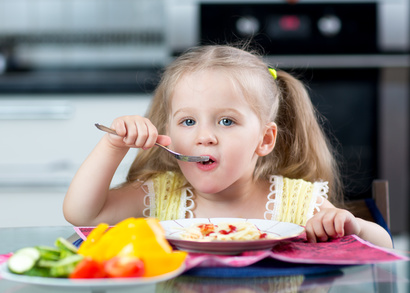 Gesundes Mittagessen Kleines Mädchen isst Spaghetti und Gemüse